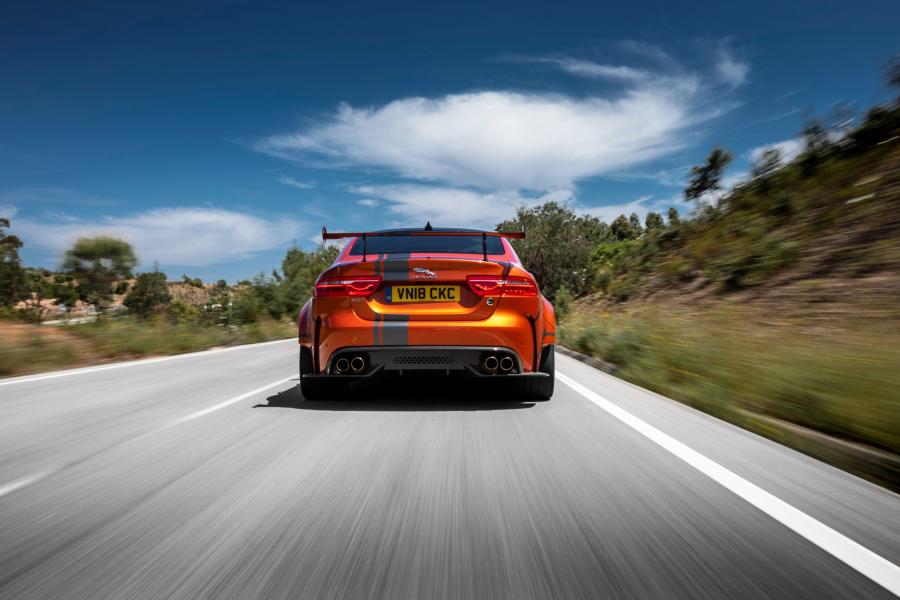  Jaguar XE SV Project 8 (X760) 2017 года  (WW) (фото 29 из 45)